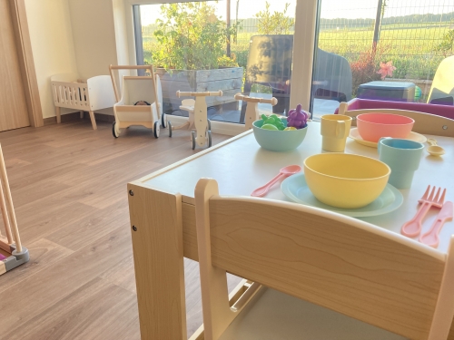 Un repas se prépare avec vue sur le jardin